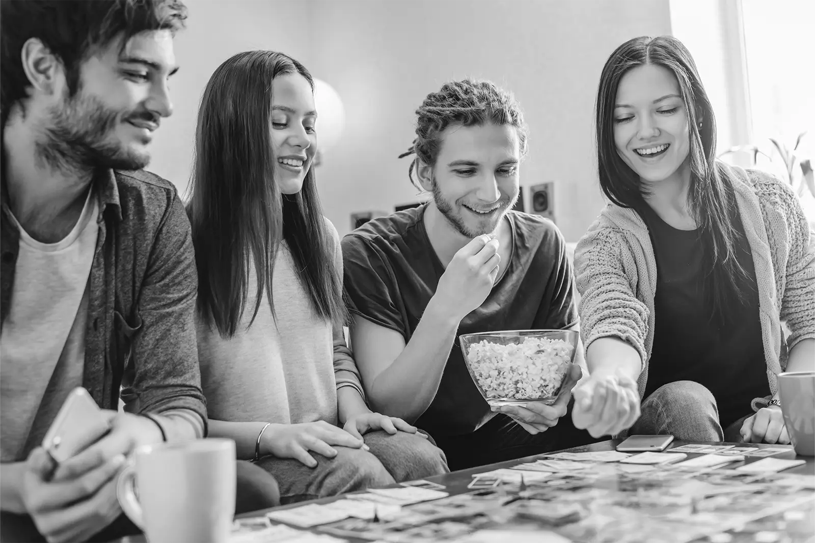 Kinder und Erwachsene spielen gemeinsam Karten