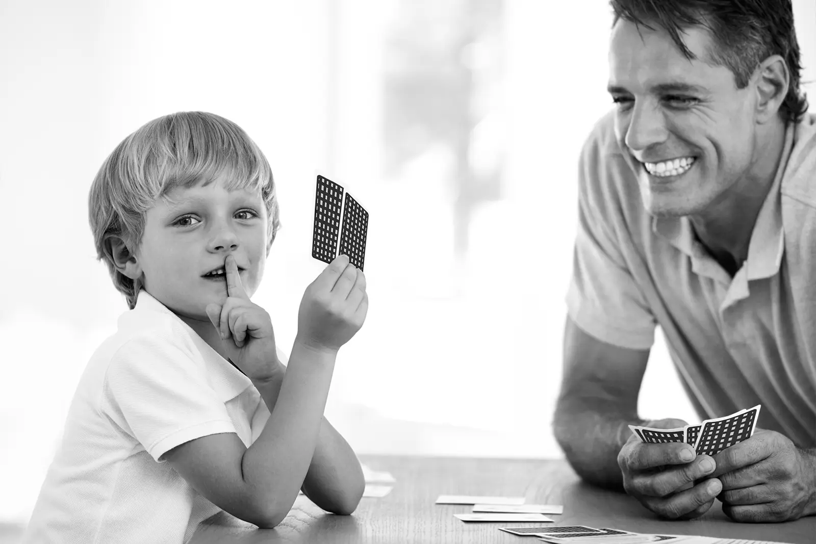 Kinder und Erwachsene spielen gemeinsam Karten